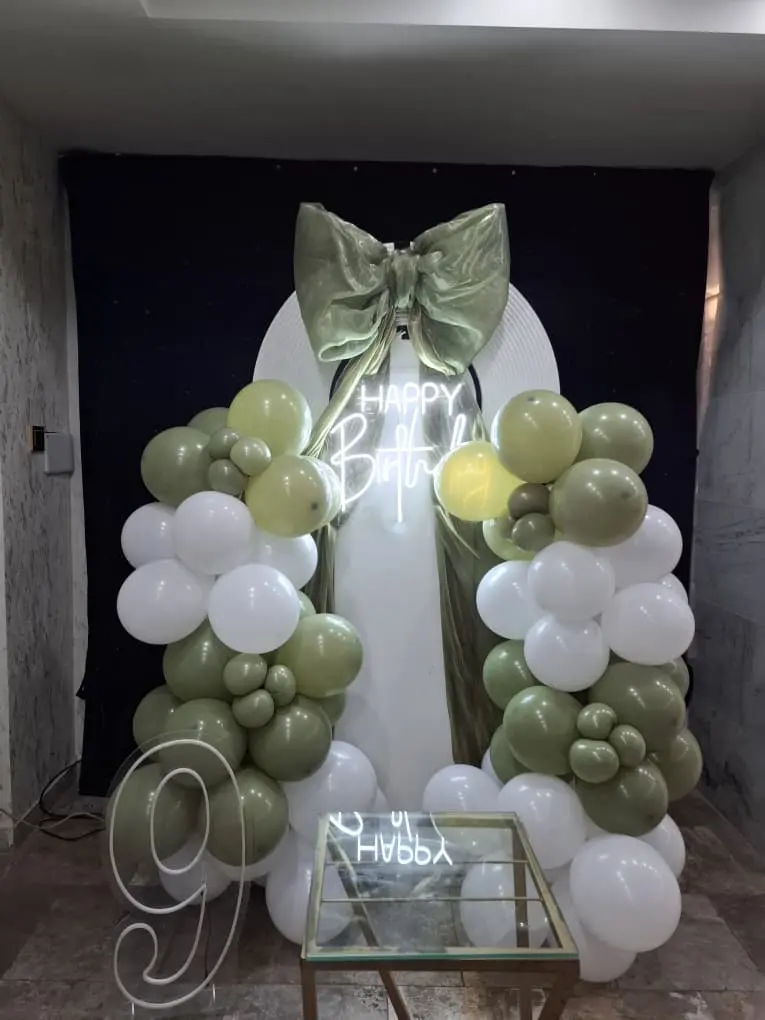 تزیینات حرفه‌ای و دکوراسیون رنگارنگ جشن تولد کودک در تهران - نوا آرا | تم‌های متنوع تولد، گل‌آرایی و نورپردازی شاد