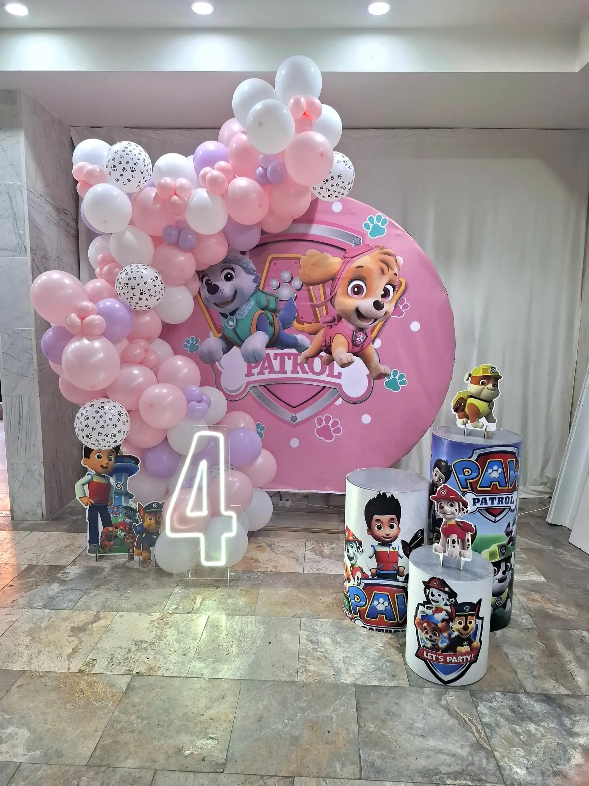 تزیینات حرفه‌ای جشن تولد کودک در کرج - نوا آرا | تم‌های کارتونی، دکوراسیون رنگارنگ، بازی و سرگرمی، کیک مخصوص کودکان