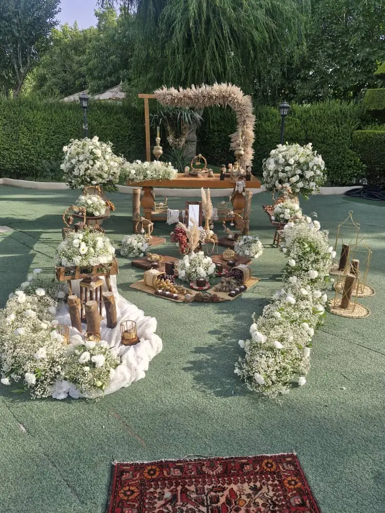 سالن برگزاری مراسم عقد لوکس در کرج - نوا آرا | تالار عقد، باغ عقد، دکوراسیون سفره عقد، گل‌آرایی و نورپردازی رمانتیک