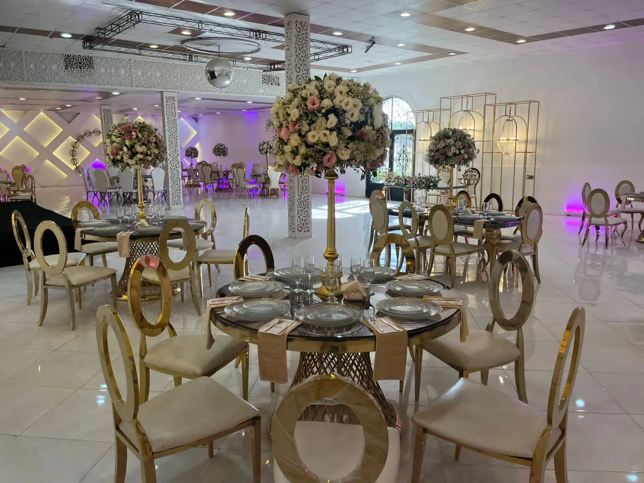 دکوراسیون مراسم با تم سیاه و سفید مدرن | طراحی مونوکروم | مراسم شیک و ساده