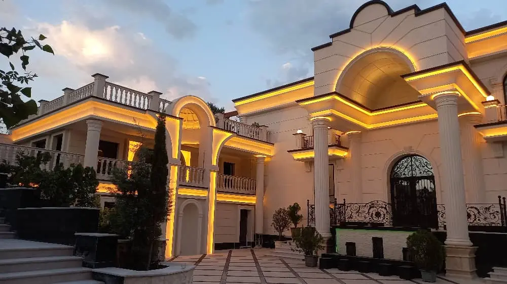 دکوراسیون مراسم در فضای باز با نورپردازی شب | باغ تالار تهران | مراسم عروسی بیرونی