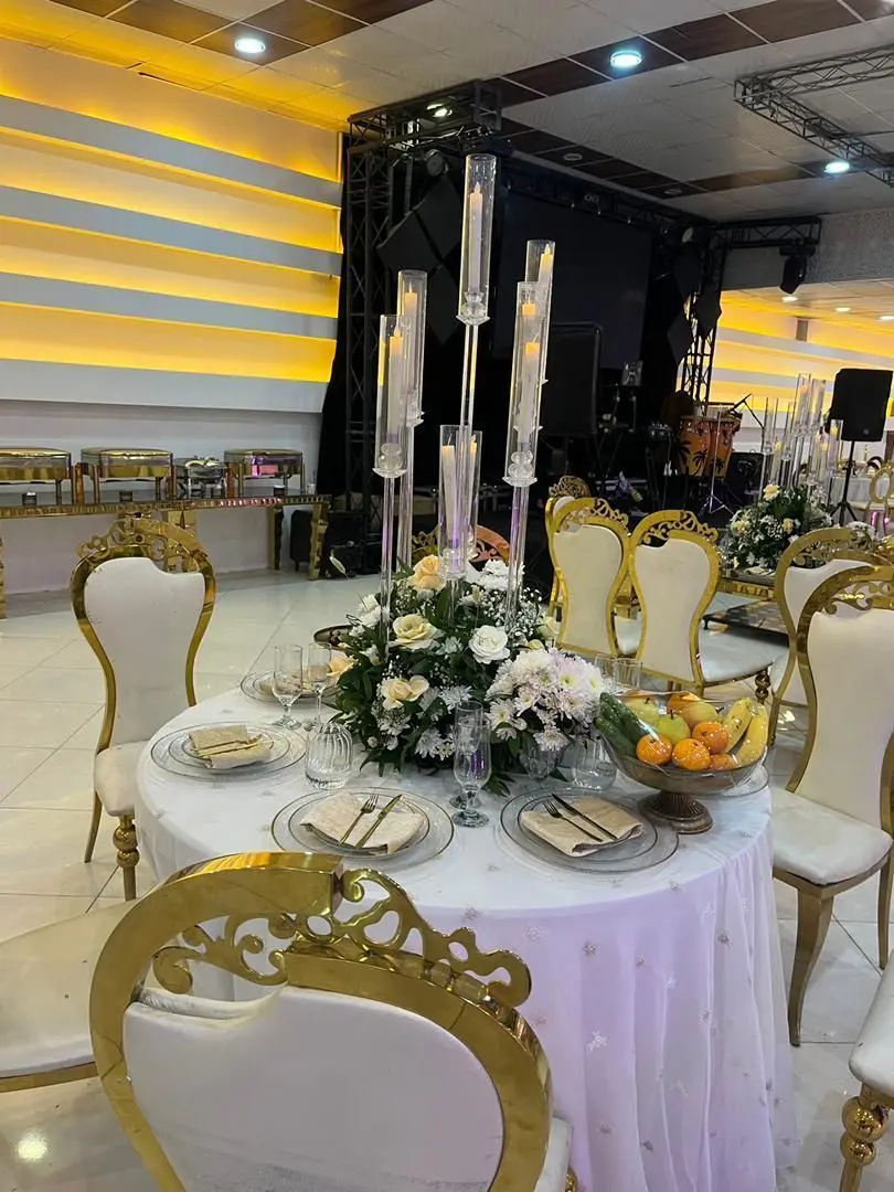 تزیینات مراسم با تم زمستانی و رنگ‌های سرد | دکوراسیون فصلی | طراحی مراسم زمستانه