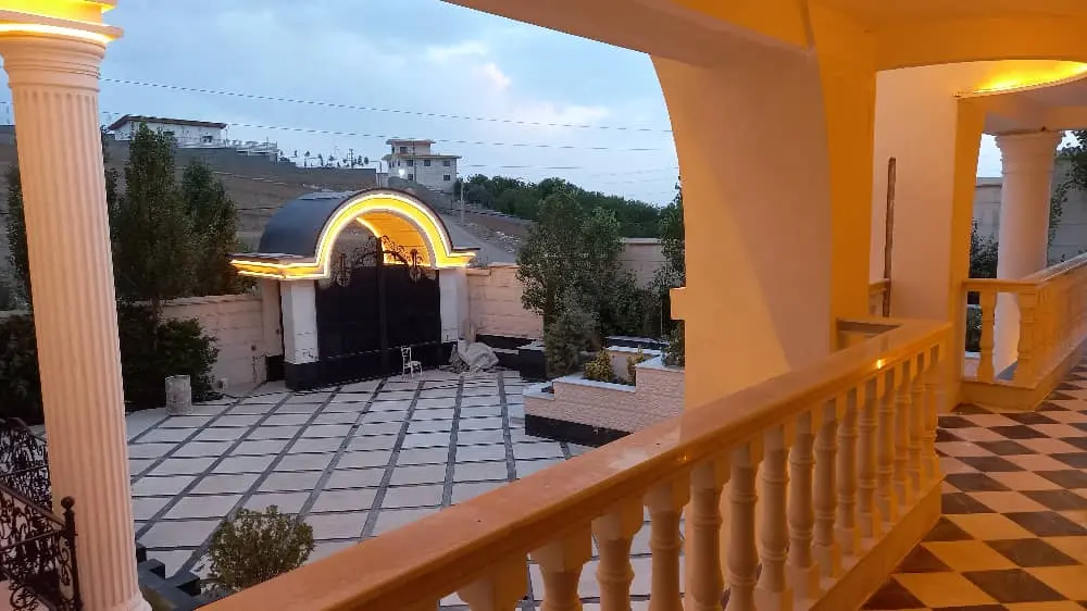 دکوراسیون مراسم با تم بهاری و گل‌های رنگارنگ | طراحی فصلی | مراسم عروسی بهاری