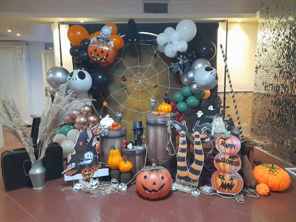 تزیین راهرو مراسم با گل و شمع | دکوراسیون رمانتیک | گل آرایی حرفه‌ای