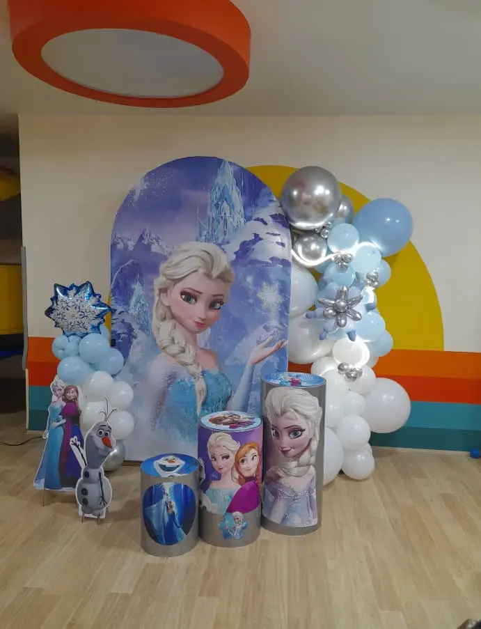 تزیین صندلی عروس با گل طبیعی و روبان | گل آرایی مراسم عروسی | دکوراسیون مدرن