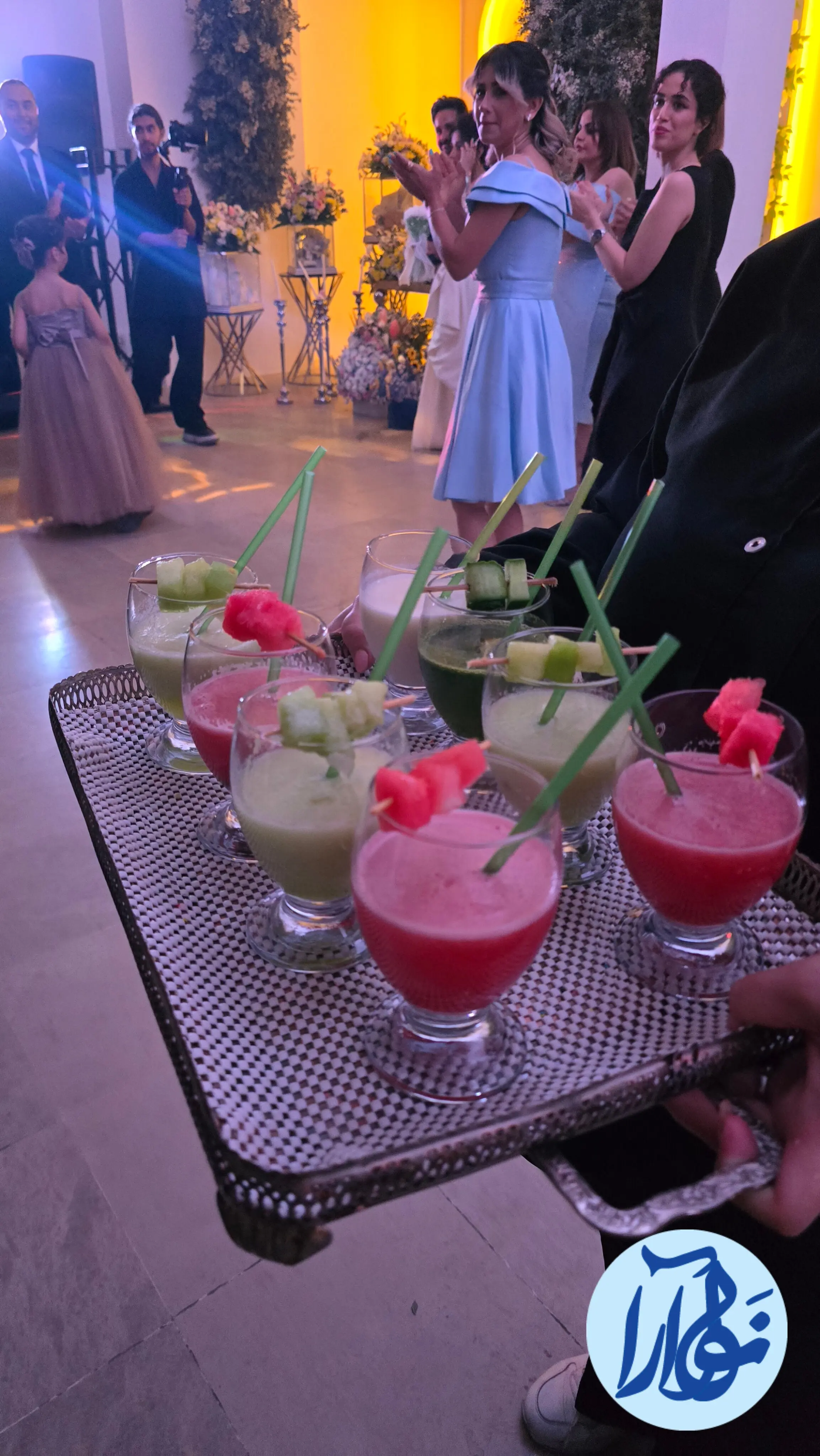 تالار عروسی با دکوراسیون سفید و طلایی در تهران - خدمات تشریفات مجالس نوا آرا