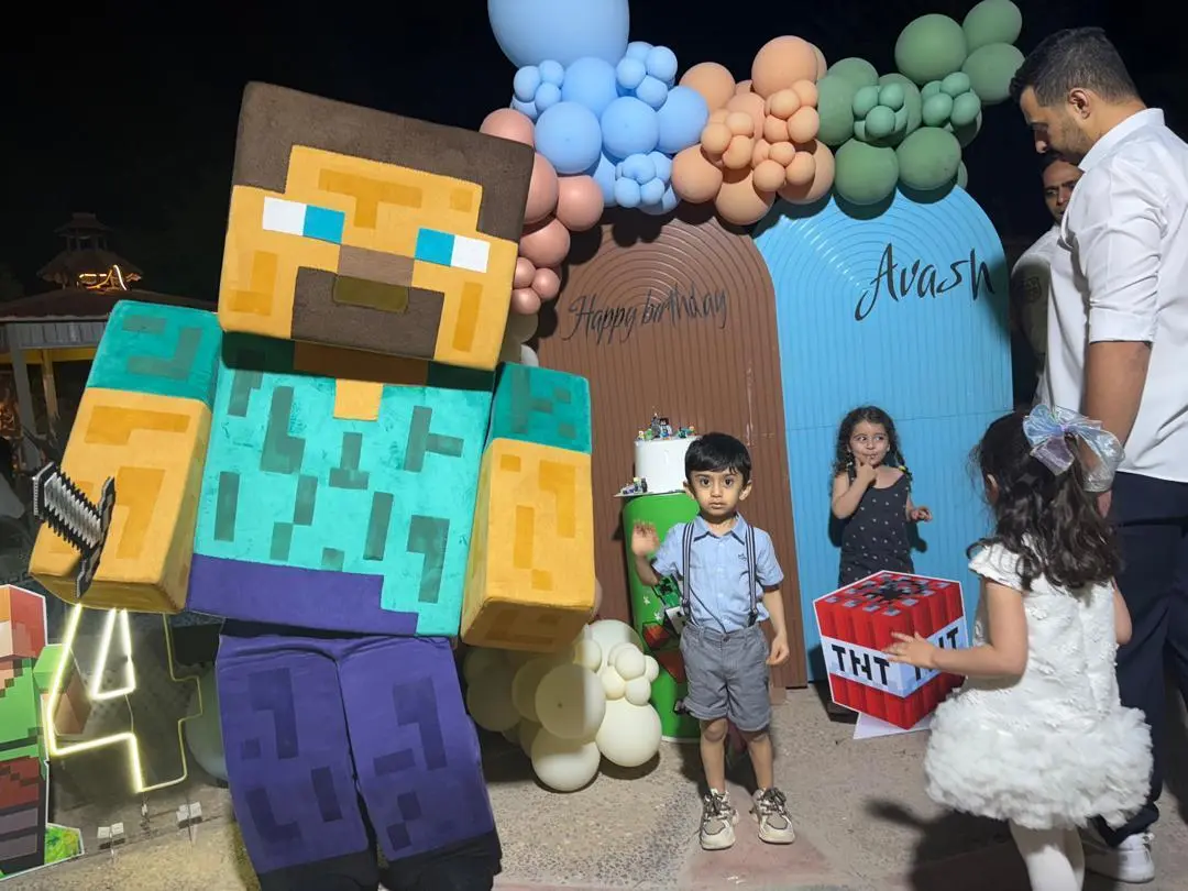 لباس شاهزاده جشن تولد دخترانه | بادکنک آرایی تولد | تیم مجرب مراسم